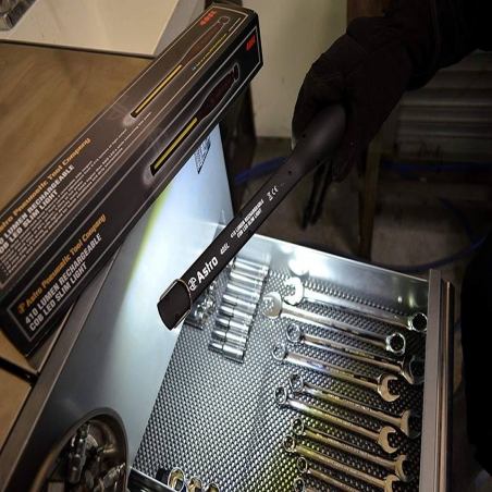 Akumulatorna-rabotna-lampa-s-reguliruema-arka-LED-svetlina-kuka-i-magnit-S47386