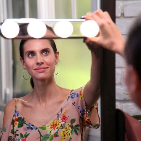 Bezzicni-lampi-za-ogledalo-LED-osvetlenie-za-grimirane-J-StudioGlow