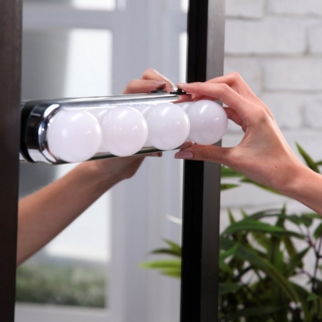 Bezzicni-lampi-za-ogledalo-LED-osvetlenie-za-grimirane-J-StudioGlow