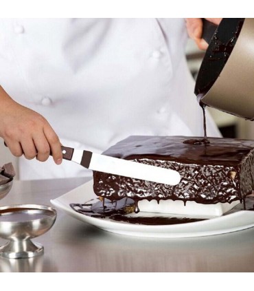 Сладкарски инструменти за декорация и заглаждане на торта