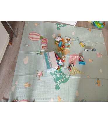 Двулицева детска постелка за игра с размери 2 х 1.8 м.