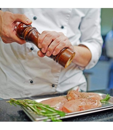 Класическа дървена мелничка за черен пипер