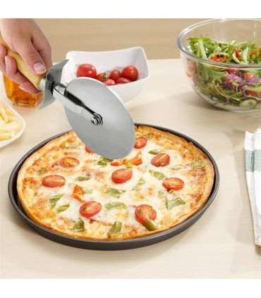 Класически нож за рязане на пица с дървена дръжка