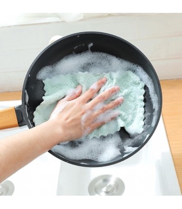 Микрофибърна кърпа, предназначена за почистване, абсорбиране и полиране.