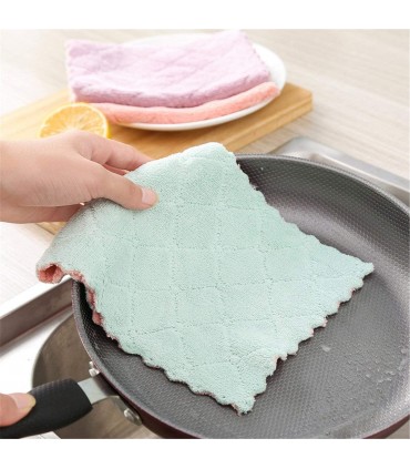 Микрофибърна кърпа, предназначена за почистване, абсорбиране и полиране.